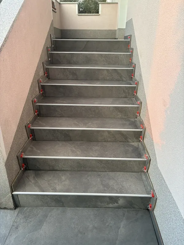 Zunanje stopnice, keramika z alu profili
