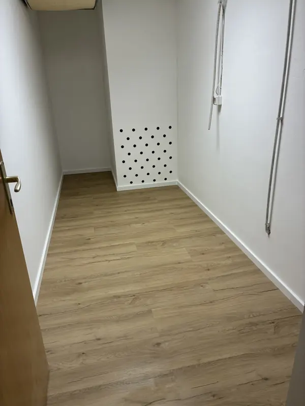 Vinil na leseni podkonstrukciji v skladišču